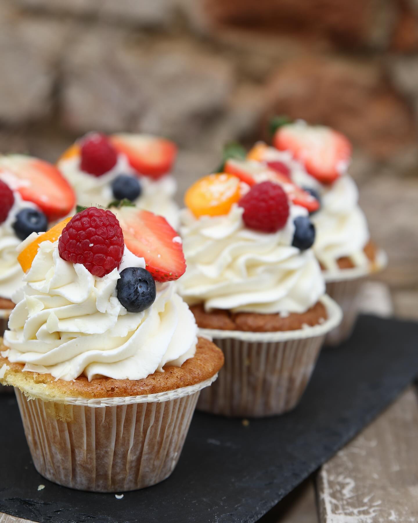 Adelčiny cupcakes z bezlepkové mouky a sezonním ovocem????????

#cupcakes #fruit #jaro #kavarna #tritecky #skodanezajit
