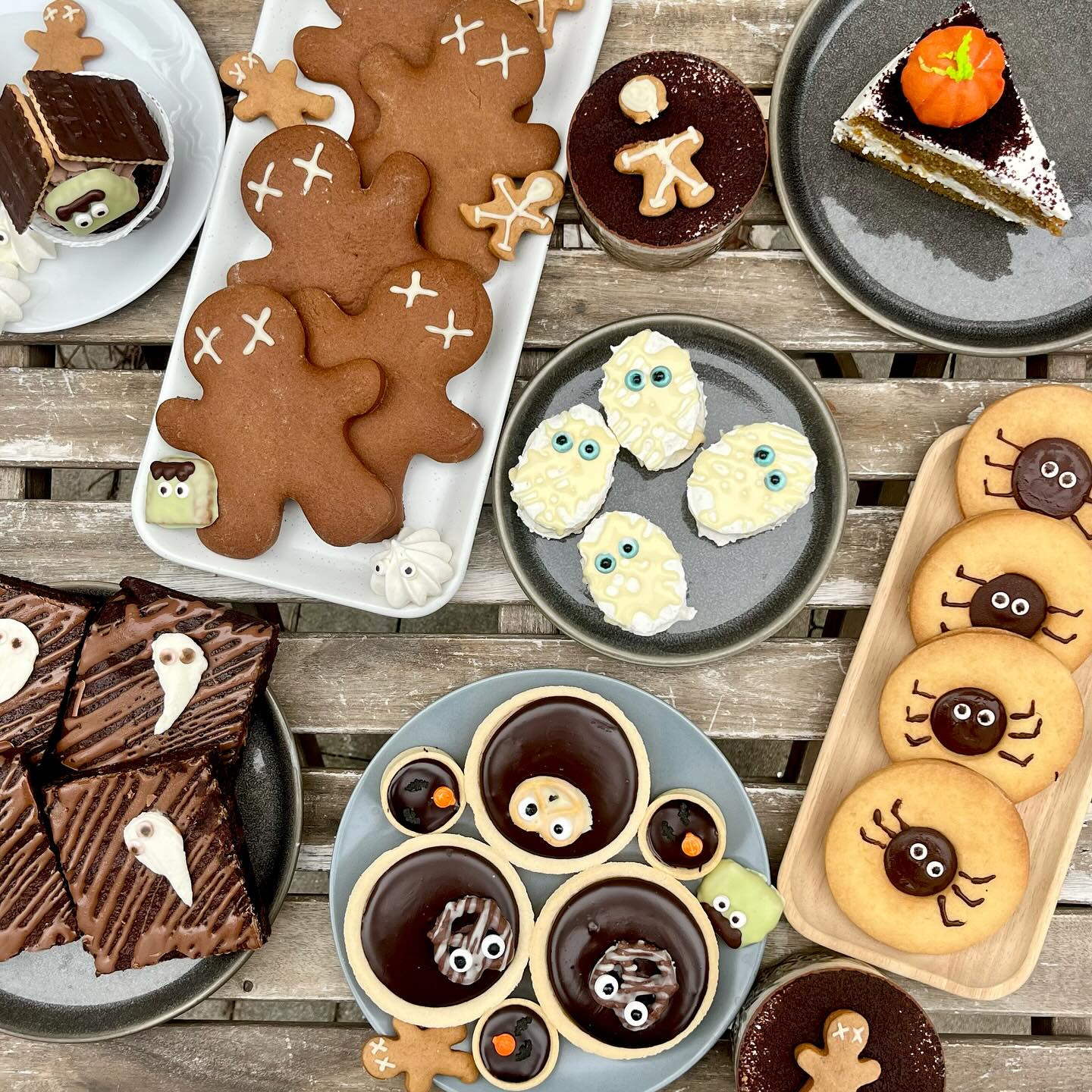 ???? Máme pro vás opět připravené halloweenské sladké! Perníčky, brownies, linecké, laskonky, tartaletky a cupcakes – naše klasika, jen tentokrát s malým twistem a trošku strašidelnější… ????️ ????Přijďte ochutnat! 

Otevřeno máme i na svátek 28.10. od 9 do 19 hodin.

#kavarna #tritecky #skodanezajit #halloween